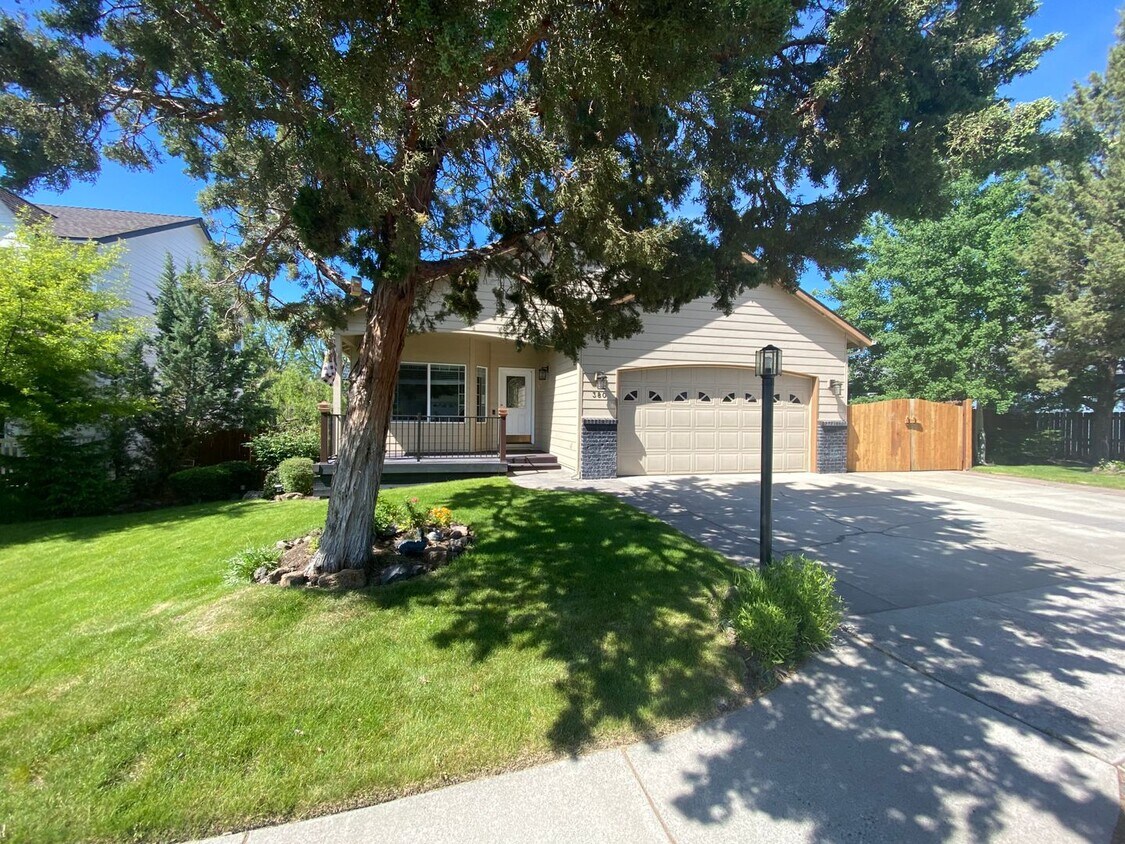 Foto principal - 3 Bedroom home in quiet neighborhood