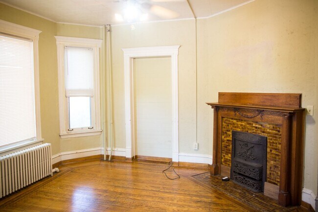Building Photo - AMAZING LOCATION- 5 Bedroom 2 Bathroom Hou...