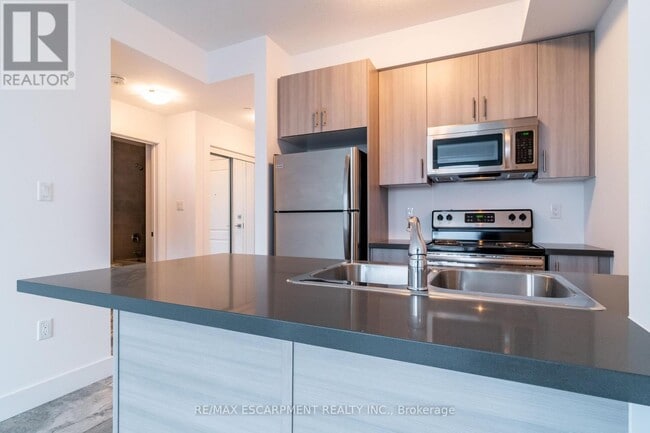Building Photo - 125-125 Shoreview Pl