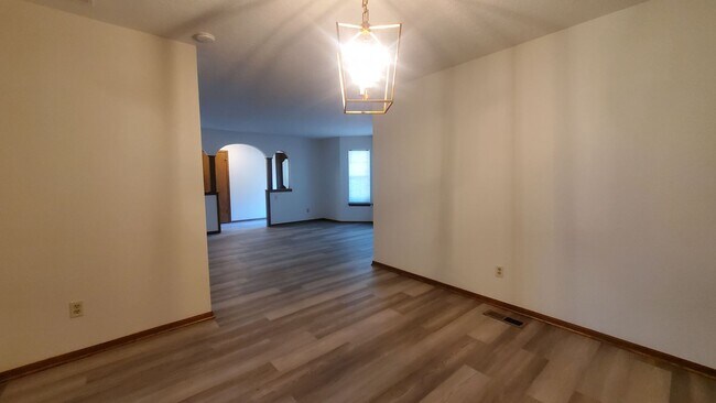 Foto del edificio - (3) Bed/(2.5) Bath Home on Cul-de-Sac Street AVAIL NOW!