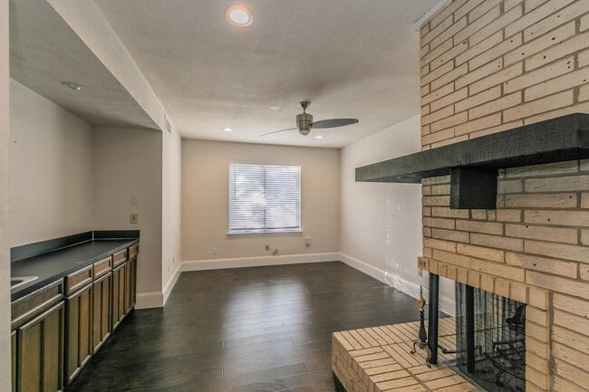 Building Photo - 2071 Clubview Dr