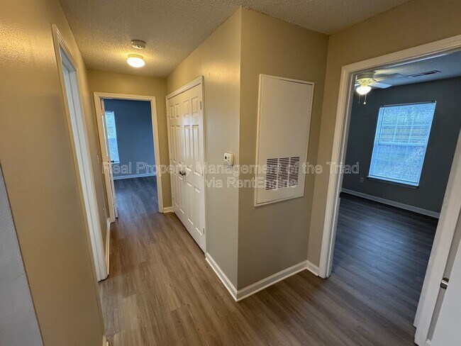 Foto del edificio - 200 Rural Hall-Germanton Rd