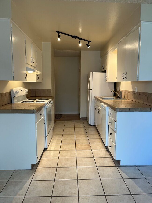 Foto del edificio - 2 Bed • 1 Bath Downstairs Unit