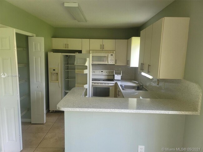Foto del edificio - 3398 NE 9th Dr