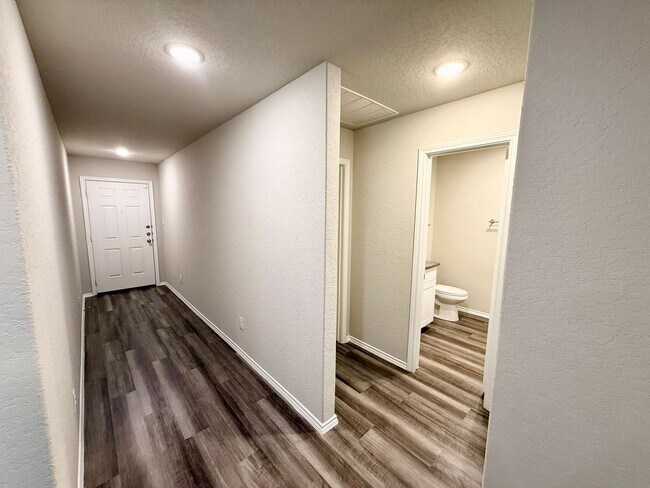 Building Photo - Gorgeous 3-bedroom, 2 Bathroom, Minutes from Randolph AFB