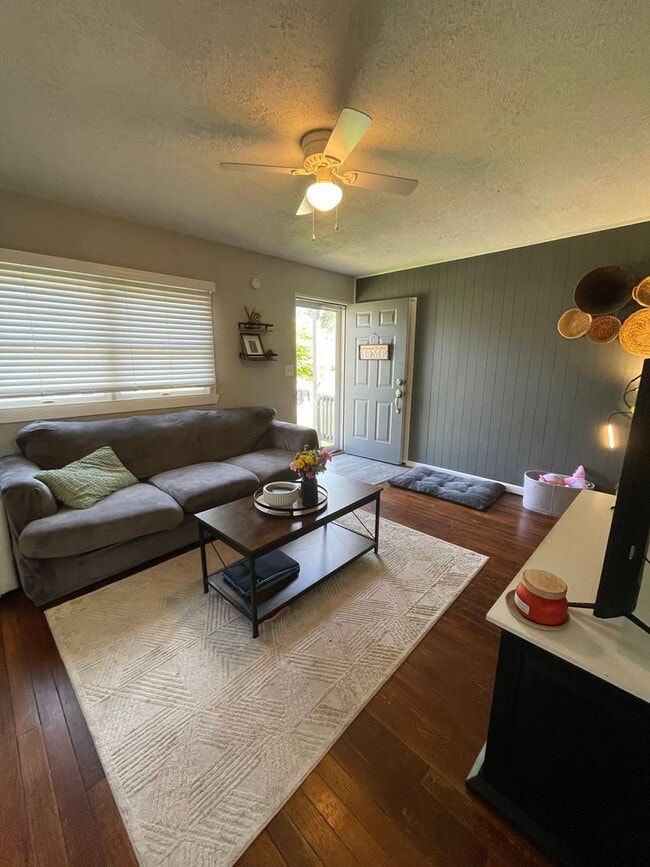Building Photo - 2 Bedroom Single Family Home
