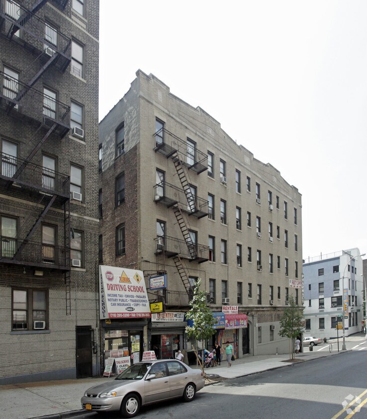 Foto del edificio - 2460-2462 Valentine Ave