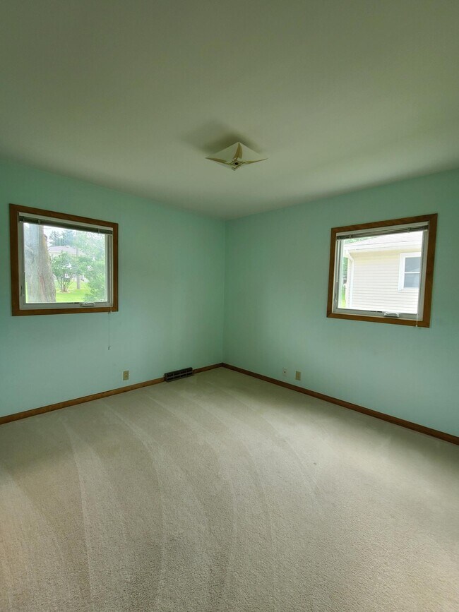 Building Photo - 608 Cataract Ave