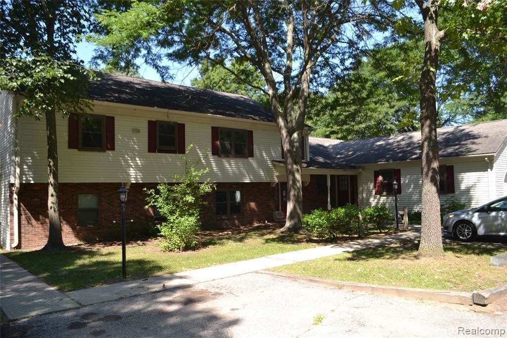 Primary Photo - 137 Village Ct