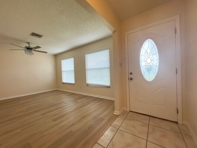 Foto del edificio - 3 Bedroom Single Family Home in Winter Park!