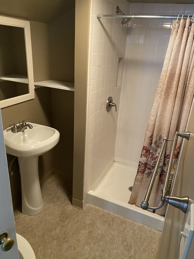 Bathroom - 12 Guilfoyle Ave