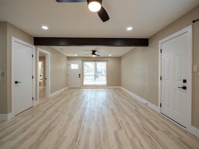 Foto del edificio - 8314 Bowling Green Dr