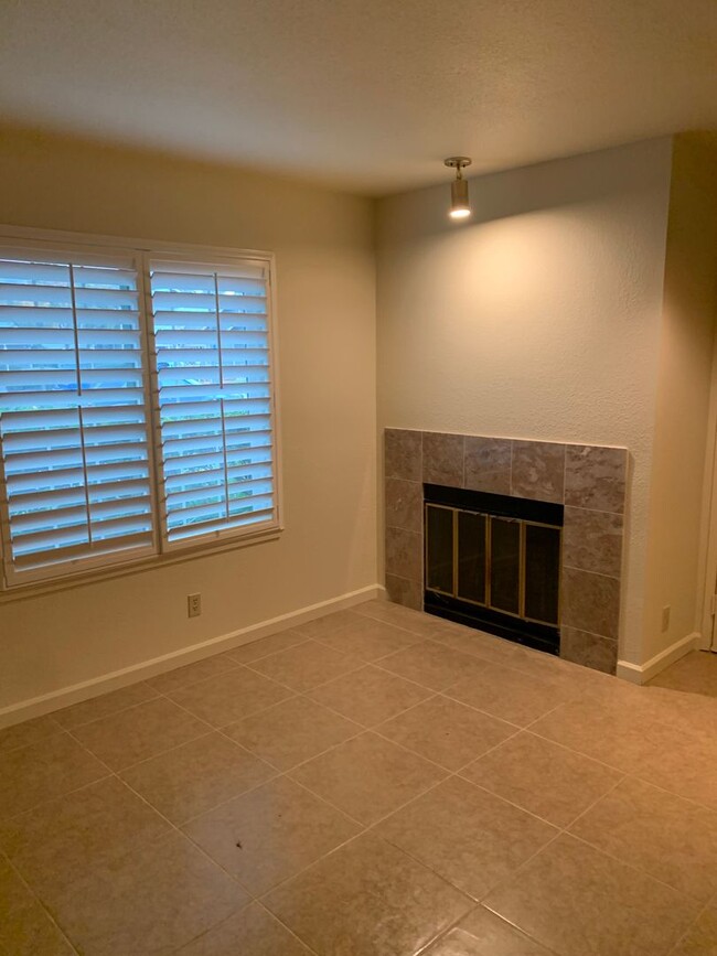 Foto del edificio - Cute 2 bedroom, 2.5 bath townhome in Folsom.