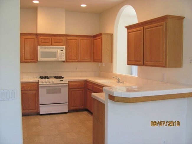 Building Photo - Spacious Home-Groups accepted