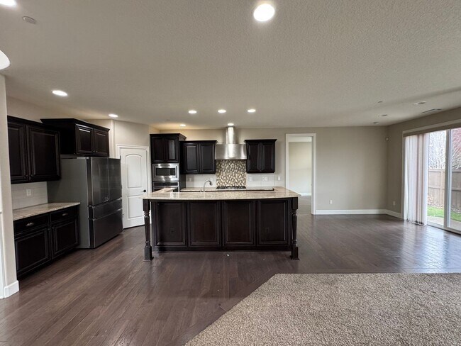 Foto del edificio - Gorgeous 5 Bedroom 3.5 Bath Corner Single ...
