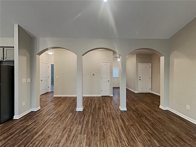 Building Photo - 705 Stable View Loop