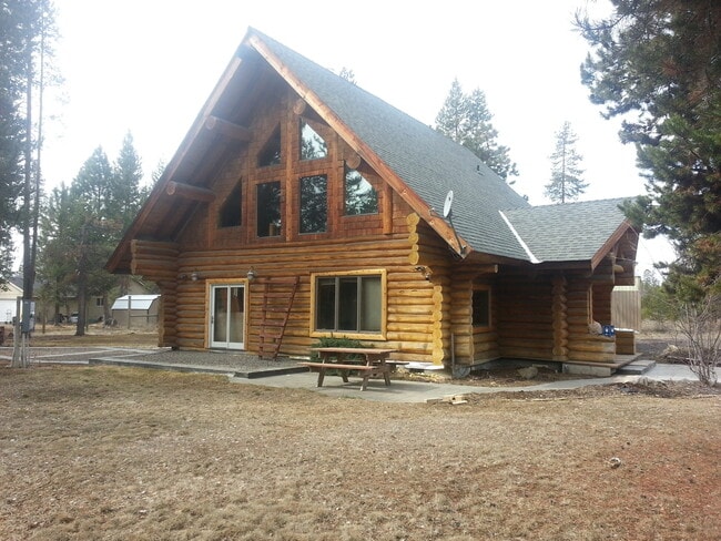 Foto del edificio - Beautiful Log Home with Shop