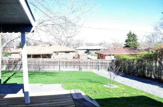 Patio interior - 7114 Newland St