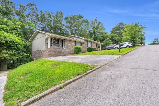 Building Photo - 3 bedroom renovated townhome!