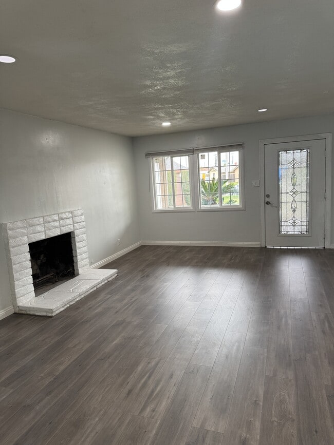 Building Photo - 502 E Newfield St