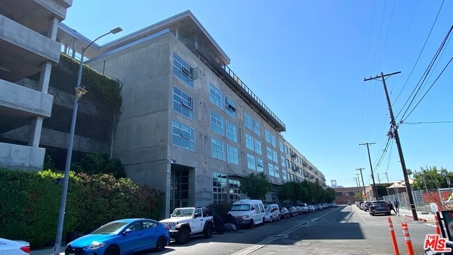 Building Photo - 530 S Hewitt St