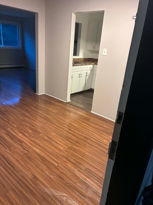 Photo du bâtiment - Partial Renovated Unit in a Fantastic Building