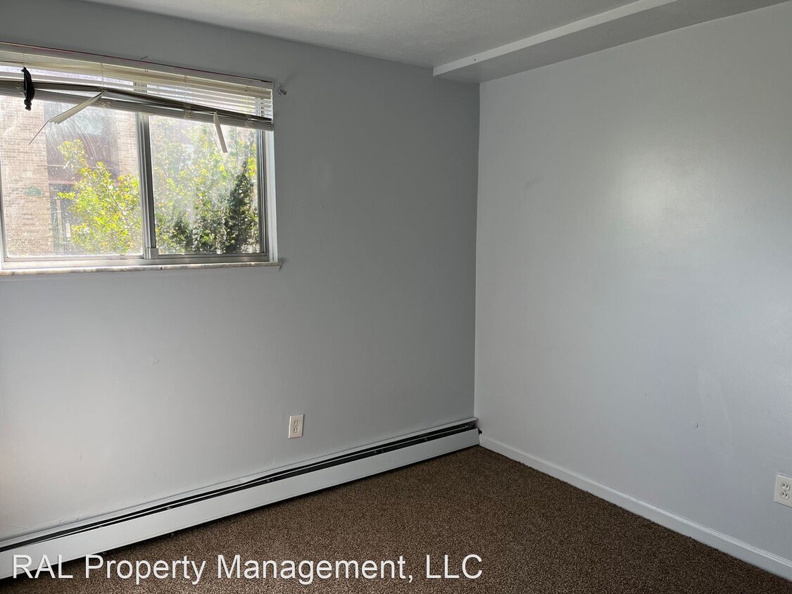 Building Photo - 2 br, 1 bath House - 16100 maple park b5
