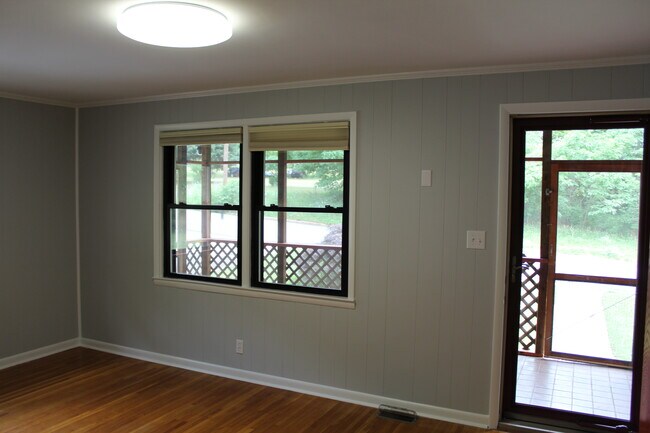 Building Photo - 302 Planetree Dr
