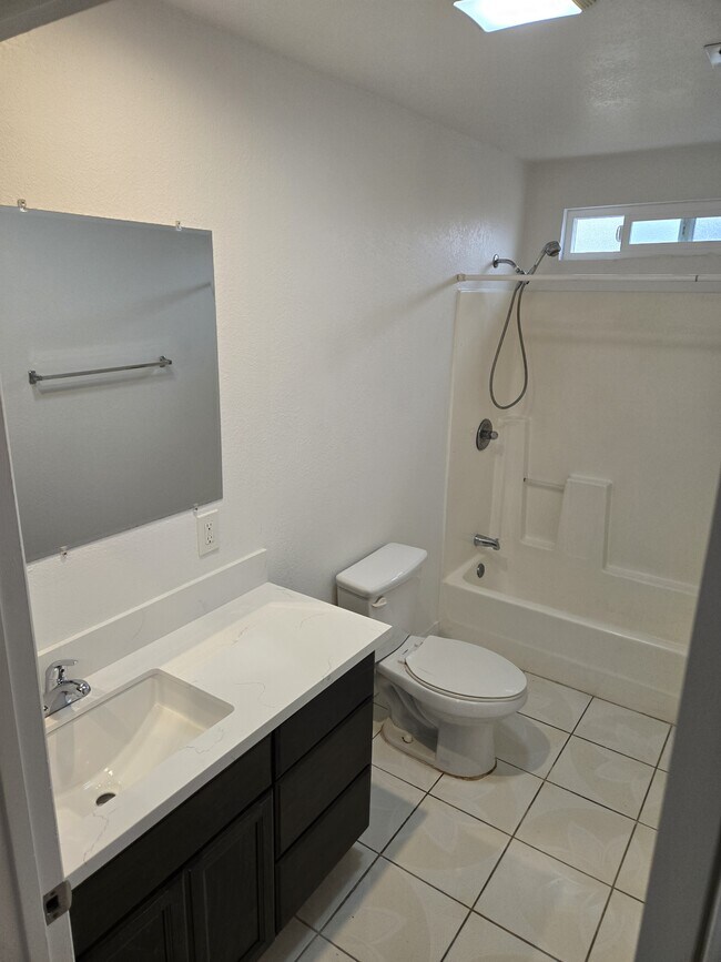 Baño - 1772 W 22nd St