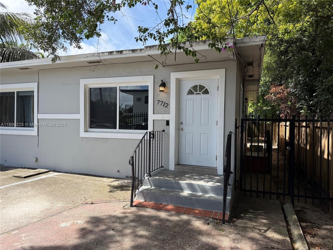 Foto principal - 7712 NE 1st Ct