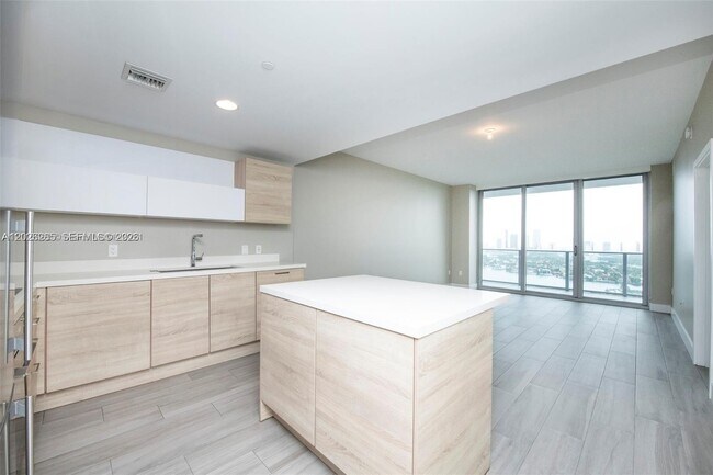 Foto del edificio - 16385 Biscayne Blvd