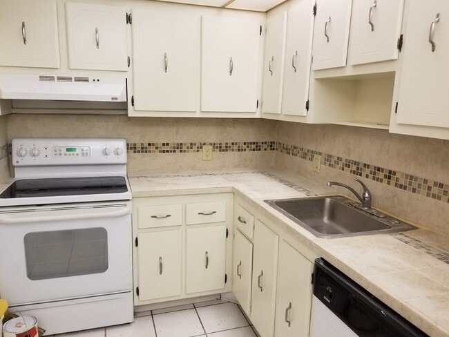 Building Photo - 3375 N Country Club Dr