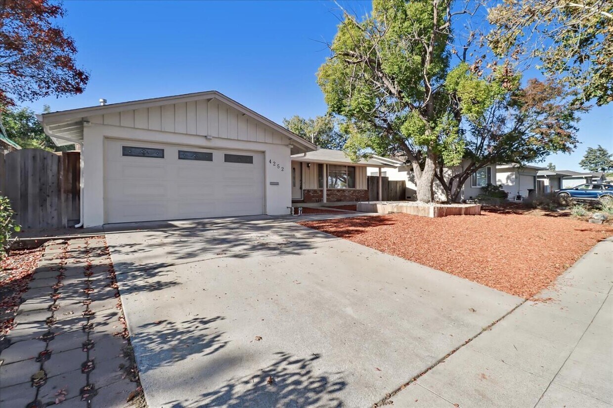 Primary Photo - 4252 Latimer Ave