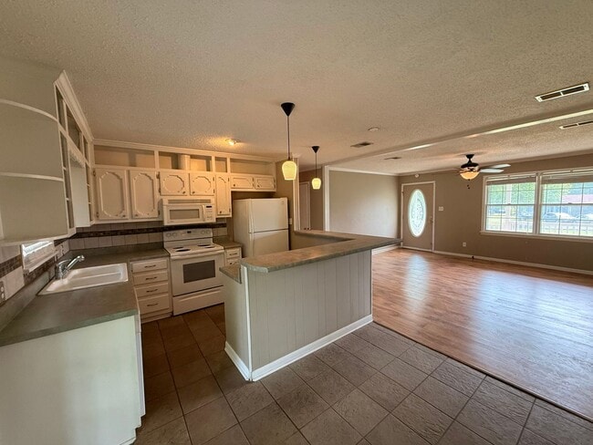 Building Photo - Guntersville, AL Home for Rent!
