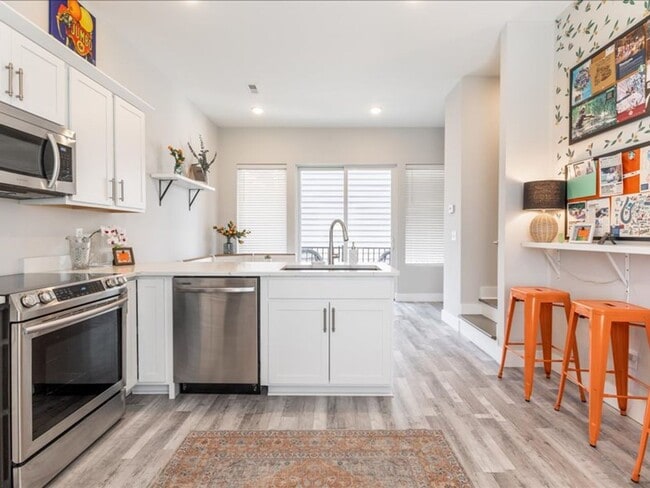 Foto del edificio - Flexible Lease Lengths! Furnished Southside Townhome