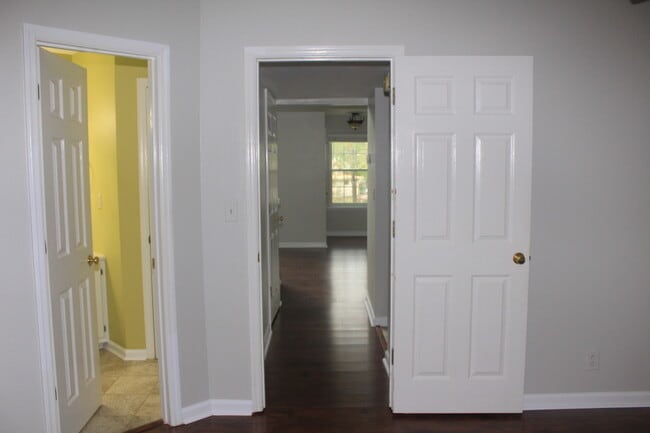 Fotografía del edificio - 1049 Stones Throw Dr NW