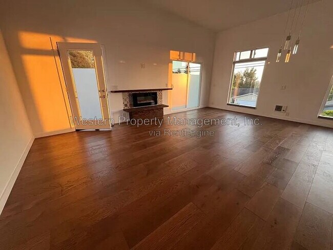 Foto del edificio - 721B Clubhouse Dr