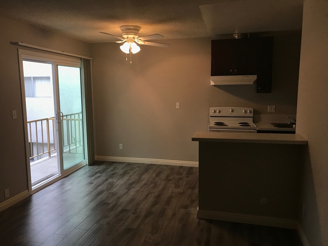 Living Room - 239 S Manhattan Pl