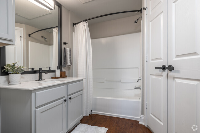 1BR, 1BA - 630SF - Bathroom - The Colony Luxury Apartments