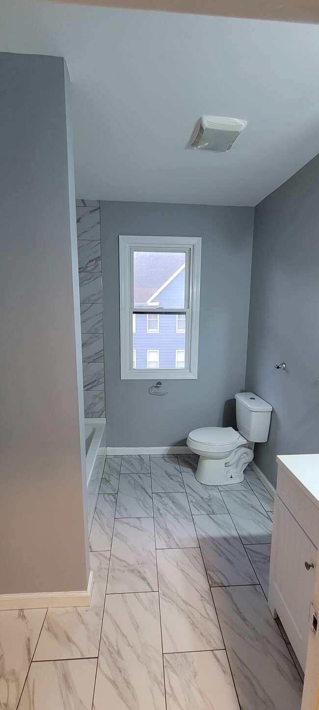 Full bath - 620 Hawley Ave