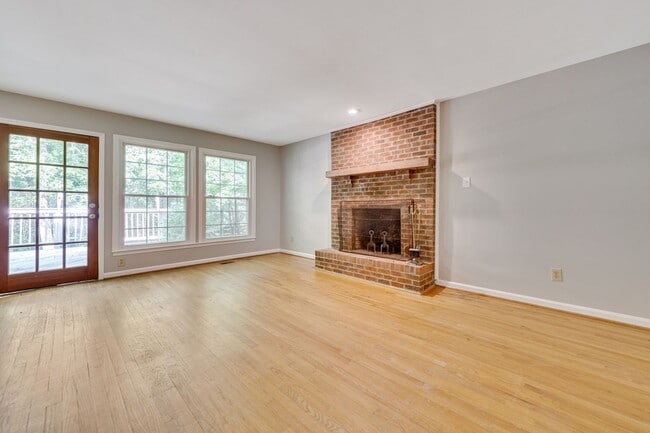 Building Photo - 3 Bedroom 2 Bath Home With Large Fenced Ya...