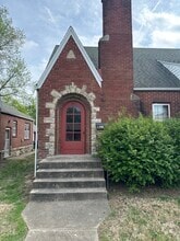 Building Photo - 327 W Main St