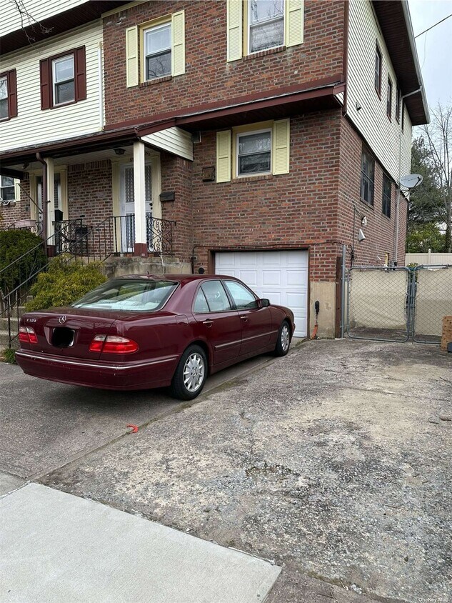 Foto principal - 57-11 Cloverdale Blvd