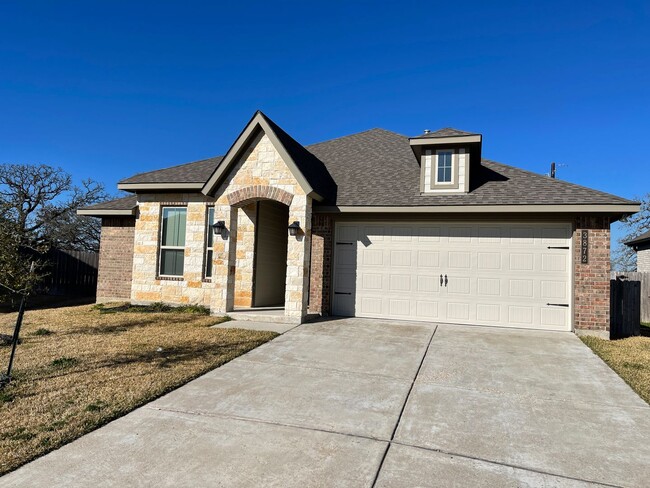 Building Photo - College Station, 3 bedroom /2 bath / 2 car...