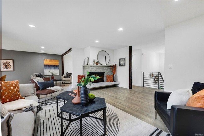 Building Photo - Beautiful 5 Bed 3 Bath Split-level New Rem...