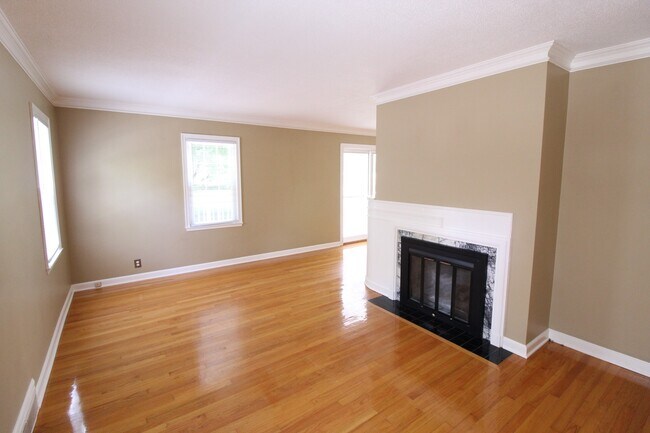 Building Photo - 2 Bedroom 1 Bath Home In Roeland Park