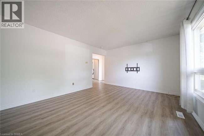 Building Photo - 90 White Owl Crescent