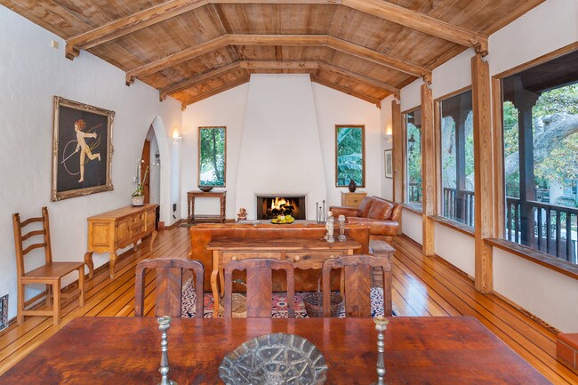 Building Photo - 8635 Wonderland Ave