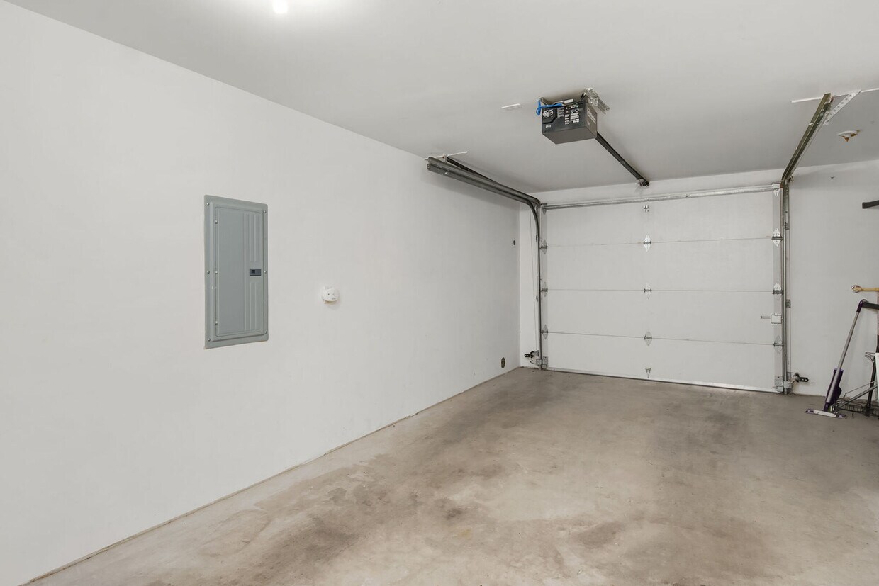 Building Photo - 211a 26th Ave E