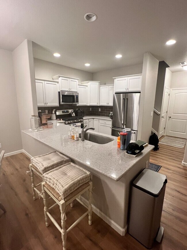Foto del edificio - $2015 | 2BR/2.5BA | Lovely New Townhome in...